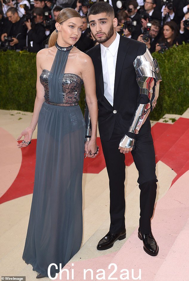 记得是什么时候:他们最后一次分手的消息公开是在 2021 年 10 月,当时 Zayn 与 Gigi 的母亲 Yolanda 闹翻了; Zayn 和 Gigi 在 2016 年 Met Gala 合照
