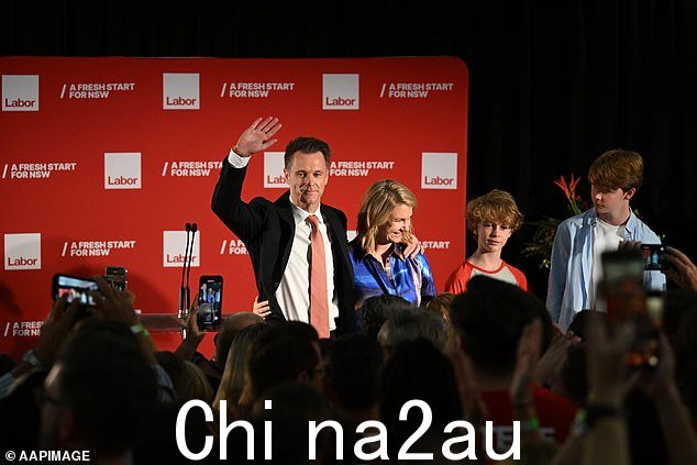 Chris Minns(左图与他的妻子 Anna 和儿子们)在工党在州选举中取得压倒性胜利后将成为新南威尔士州第 47 任州长