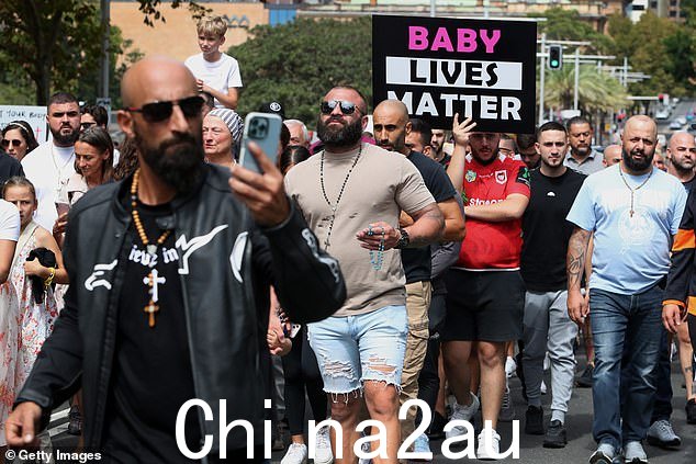 参与者在天主教堂集会上合照2023 年 3 月 26 日在澳大利亚悉尼从圣玛丽大教堂到新南威尔士州议会大厦