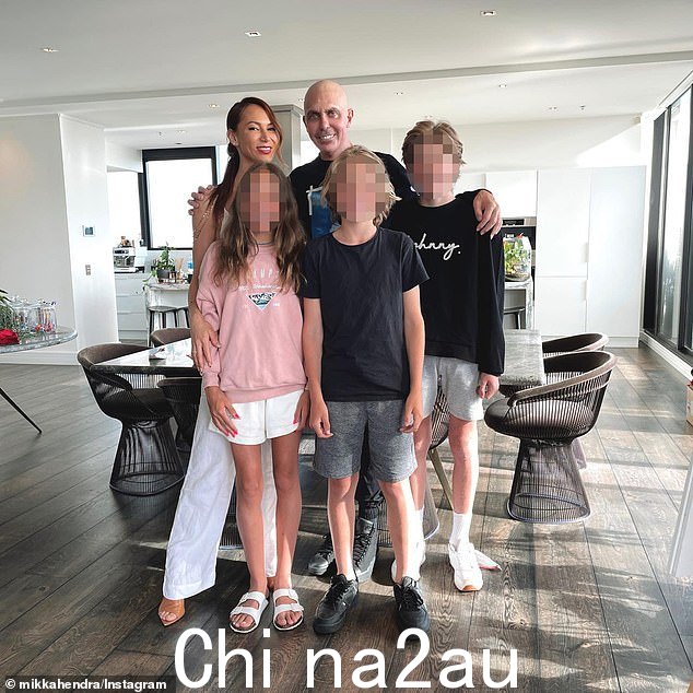 Hallinan 夫妇和他们的三个孩子在他不幸去世前