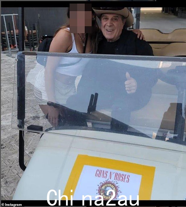 Molly Meldrum 和他的'护理人员'在墨尔本 MCG 的 Guns N Roses 演出时