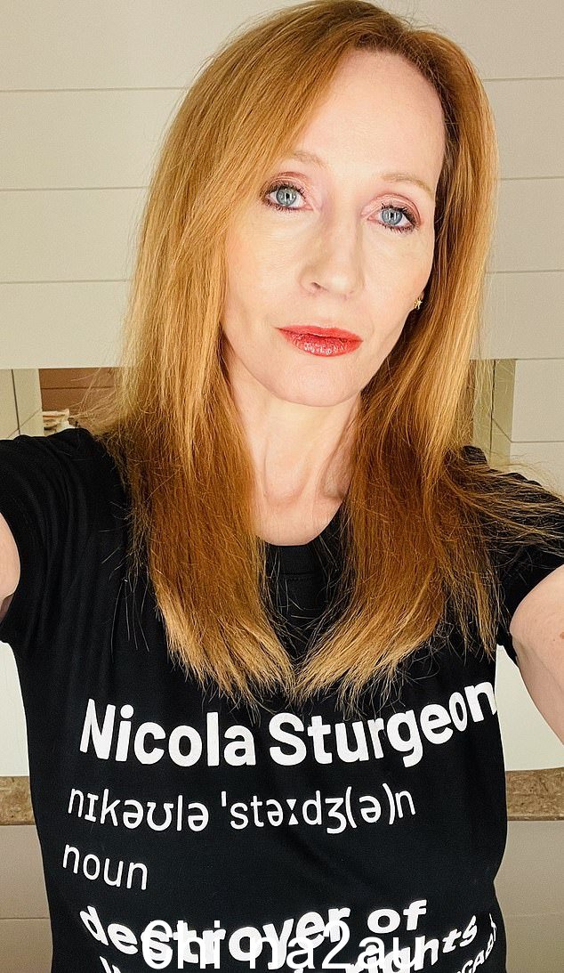 哈利波特作者 JK 罗琳之前穿过一件由 Posie Parker 设计的 T 恤。上面写着“Nicola Sturgeon,女性权利的破坏者”