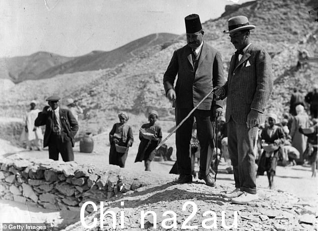 英国考古学家霍华德卡特 (1874 - 1939) 在图坦卡蒙墓,1923 年 3 月 1 日