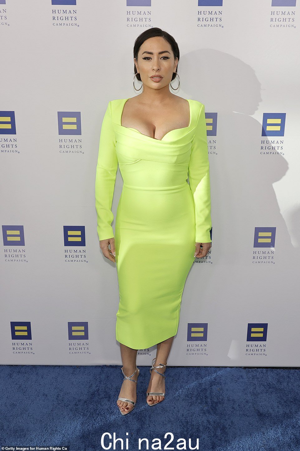 充满活力:Karlee Leilani Perez 身穿紧贴身材的霓虹绿长袖连衣裙,容光焕发