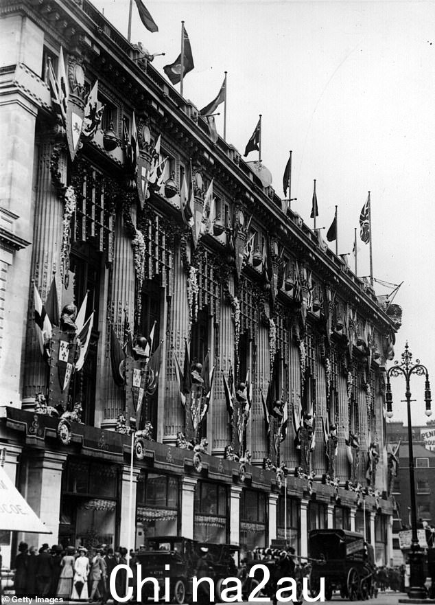 伦敦的 Selfridges,为 1911 年乔治五世的加冕典礼装饰 - 维多利亚女王去世 10 年后
