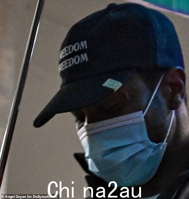 少校在离开纽约市法院时戴着“自由自由”棒球帽