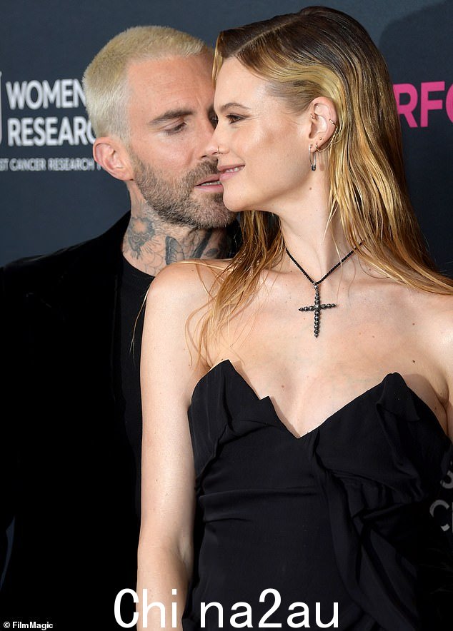 据最近报道,Levine 重新投入到他的妻子 Behati 和他们的孩子身上,因为他试图摆脱性短信丑闻;见于 3 月 16 日