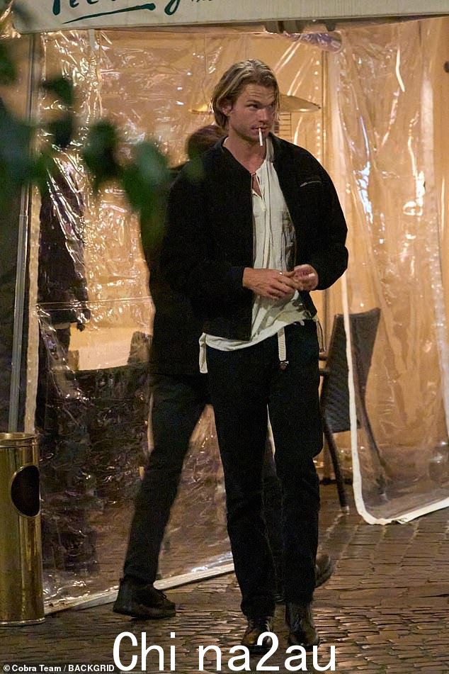 休闲:Charlie 穿着黑色飞行员夹克、白色 T 恤和牛仔裤,看起来很低调