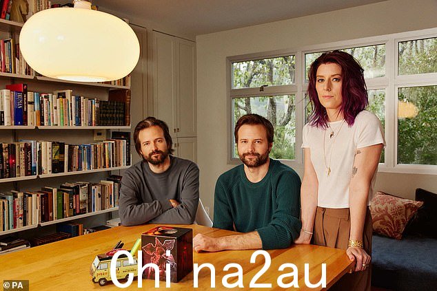 令人振奋的消息!这部新剧由剧集编剧兼联合执行制片人凯特·特雷弗里 (Kate Trefry) 编剧,由 The Crown 的斯蒂芬·达尔德里 (Stephen Daldry) 和联合导演 Prima Facie 的贾斯汀·马丁 (Justin Martin) 执导” class=