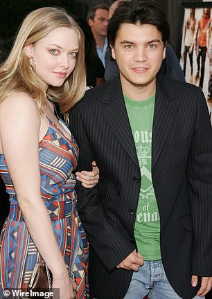 Amanda Seyfried(摄于 2005 年)和 Emile 在 Alpha Dog 片场见面后约会