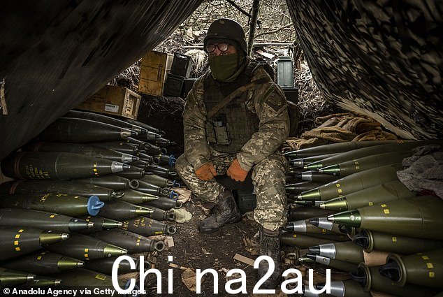 一名乌克兰军人星期六在扎波罗热的炮兵阵地