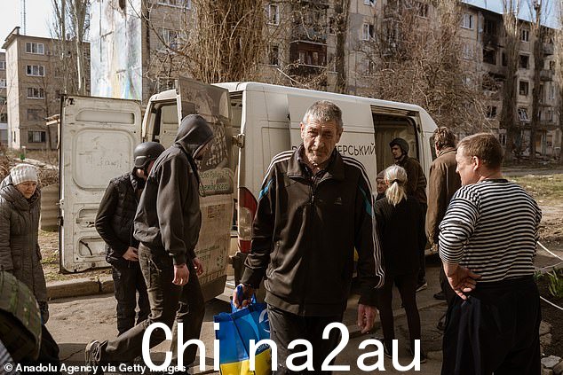 Avdiivka 的乌克兰公民在他们饱受战争蹂躏的城市中挣扎求生时获得人道主义援助