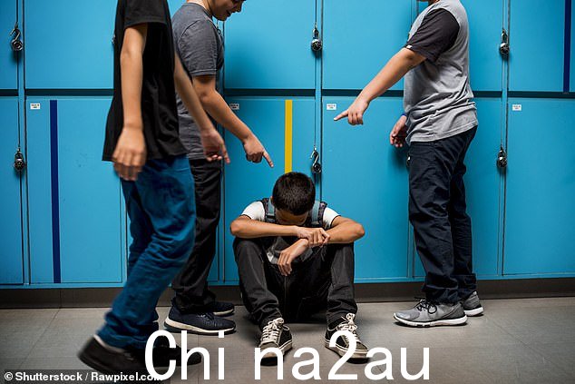 但是,当然,当我们离开学校时,欺凌并没有结束。工作场所的欺凌太普遍了。使用的图片