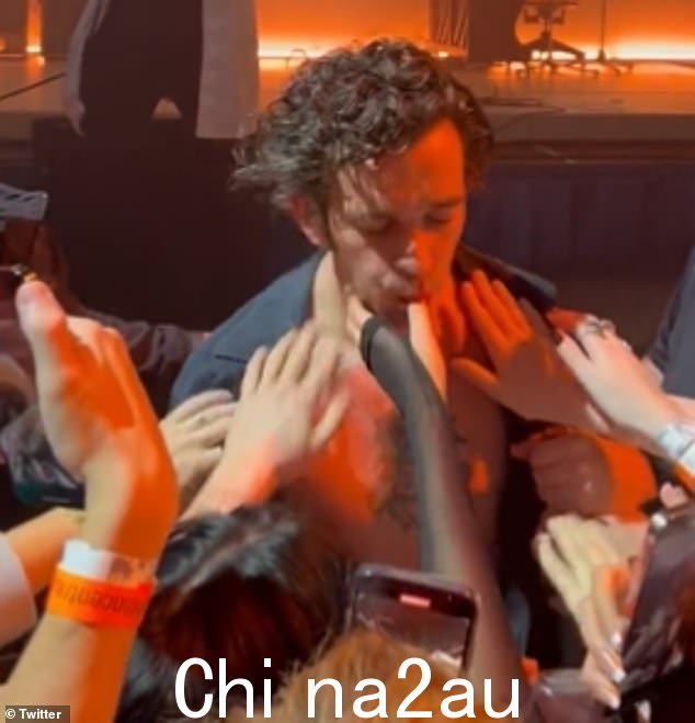 马蒂在表演期间通过与男女粉丝进行滥交活动继续引起轰动