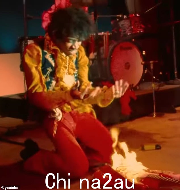 Jimi Hendrix 跪下来将打火机油倒在乐器上的那一刻,在与它进行比赛之前已经成为摇滚史上最具标志性的图像之一