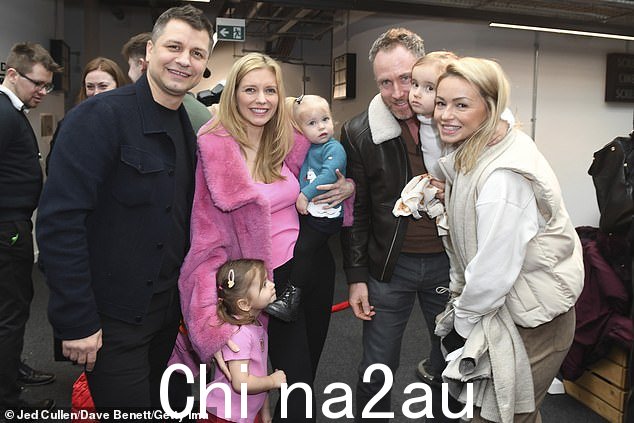 Crew:许多其他明星和他们的家人,包括 Rachel Riley 和她的丈夫 Pasha K,都和她一起参加了迪斯尼活动ovalev
