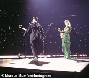Debut duet: 这是这位热门歌手第一次现场表演