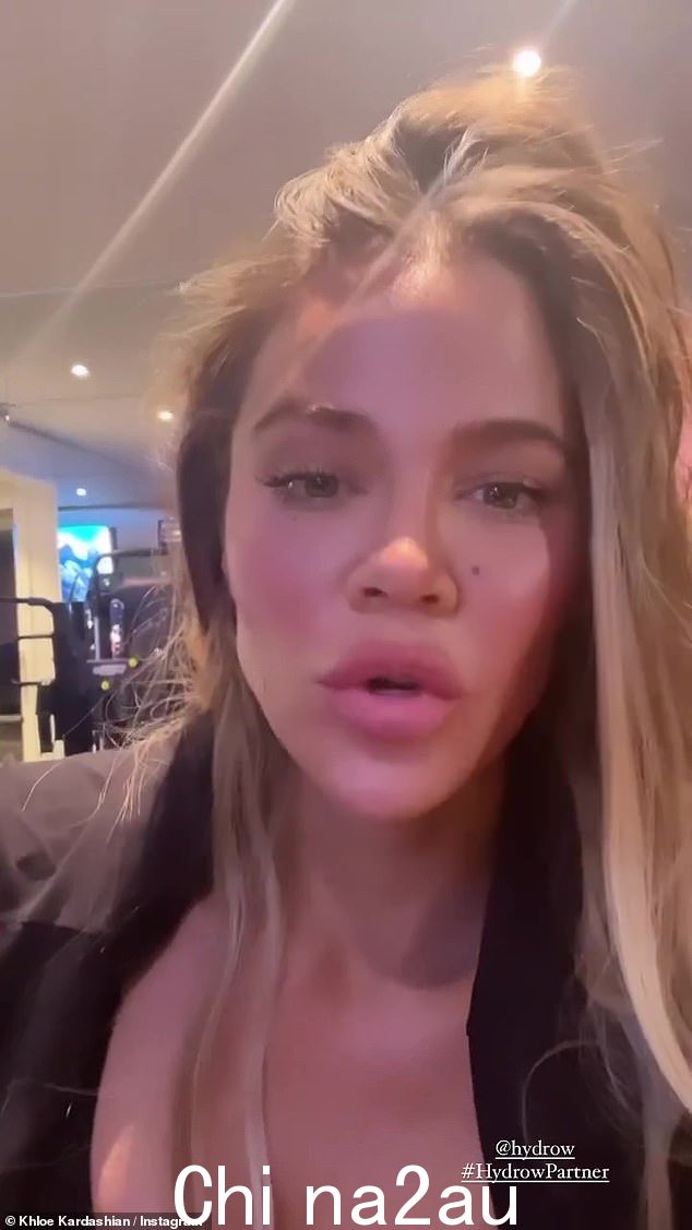 你有这个!在 Instagram 的一篇帖子中,有人看到这位与卡戴珊 (Keeping Up With The Kardashian) 老将在周二穿上粉红色套装的模特出现在健身器材上,她亮出一个时间戳为早上 5 点 53 分的和平标志。” class=