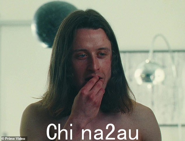床上早餐:当他的角色给他的爱人一些草莓时,令人惊讶的时刻发生了