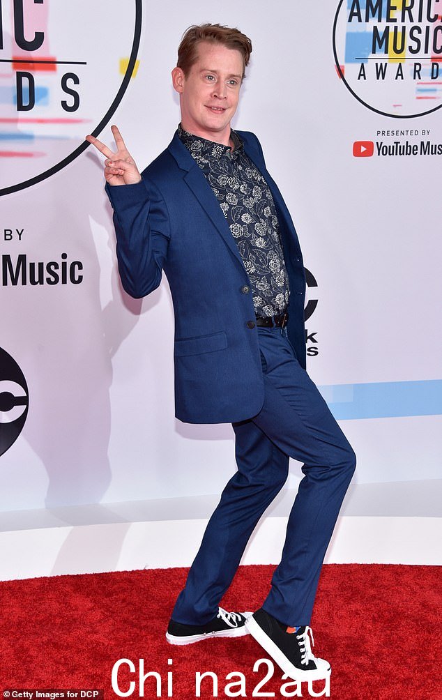 Macaulay Culkin 在 2018 年洛杉矶全美音乐奖红地毯上合照