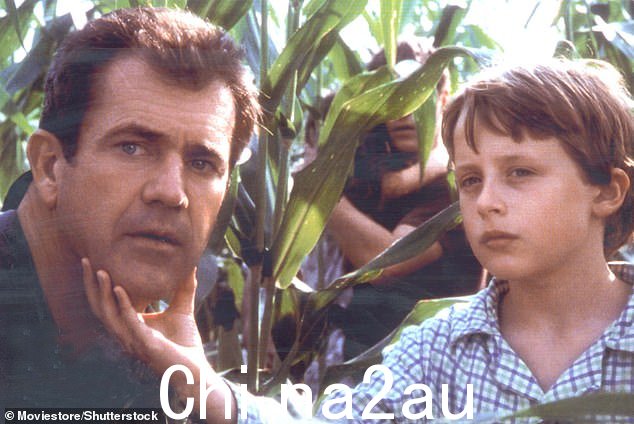 Rory 与 Mel Gibson 在 2002 年的电影 Signs 中合影 - 关于一位丧偶的前部长与他的孩子和兄弟住在宾夕法尼亚州的农场