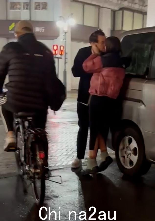所有的目光都注视着他们:他们站在外面的街道上分享了很多热情的吻,在旁观者的众目睽睽之下似乎不在乎谁看到了他们