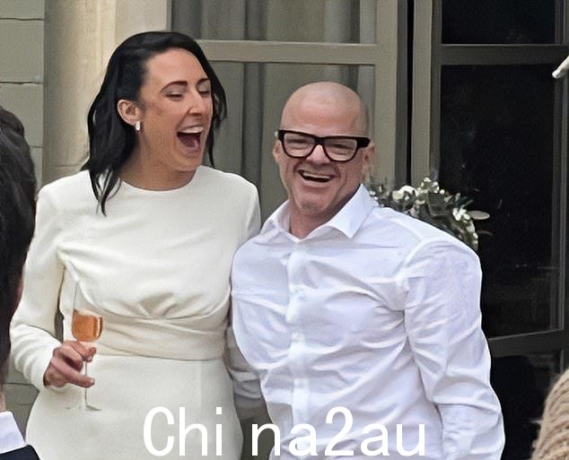 新娘(左)穿了 Emilia Wickstead 的经典象牙色交叉中长连衣裙,零售价为 1,420 英镑,而新郎则穿了 Issey Miyake 的绿色套装