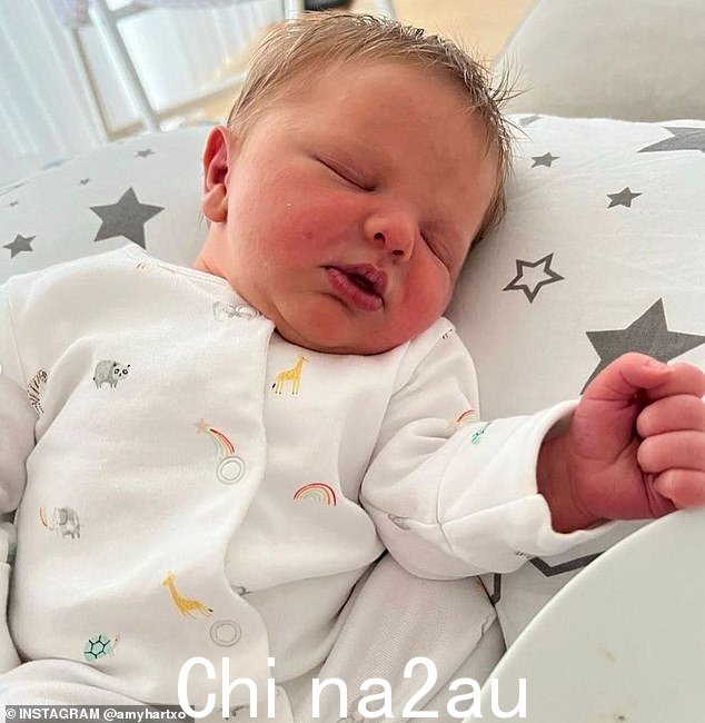 '我每天都在学习':除了斯坦利宝宝睡觉的可爱照片画廊,艾米在 Instagram 上公开表示作为新父母的‘担心’