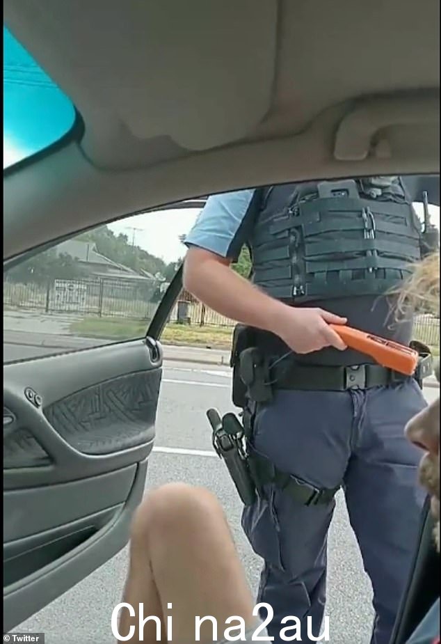 警方在新南威尔士州拦下男子进行呼吸测试