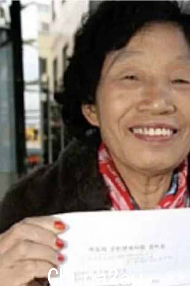 由于她的坚韧,韩国人登上了国际头条,甚至成为了全国名人