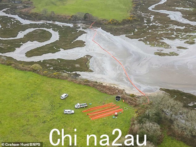 O 清理行动鸟瞰图wer Bay at 普尔港 in Dorset this morning