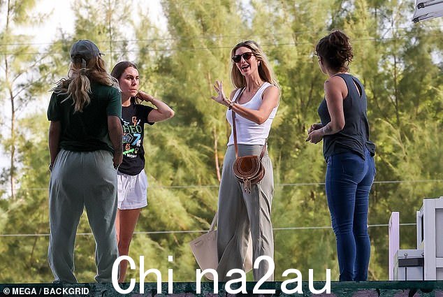 可以看到伊万卡和一些孩子参加派对的妈妈们聊天