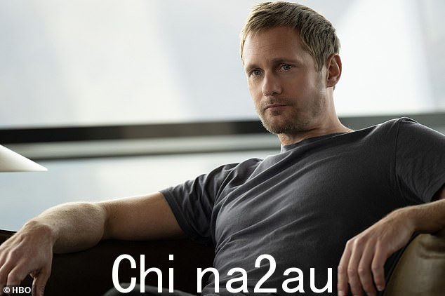 Lukas:Logan 的孩子 - Kendall(Jeremy Strong)、Shiv(Sarah Snook)、Roman(Kieran Culkin)和 Connor(Alan Ruck)都试图否决将公司出售给 Lukas Mattson(Alexander Skarsgard)...但他们的计划在最后一刻被挫败,当时 Tom Wambsgans(Matthew Macfadyen)提醒 Logan 他们的计划...基本上是把他自己的妻子扔到公共汽车下