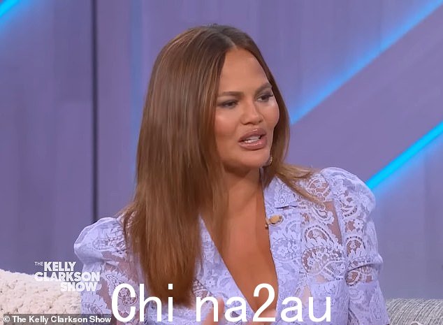 揭示含义:37 岁的克里斯西·泰根 (Chrissy Teigen) 在凯莉·克拉克森 (Kelly Clarkson) 秀上露面时分享了她三个月大的小女儿 Esti 名字背后的甜蜜含义