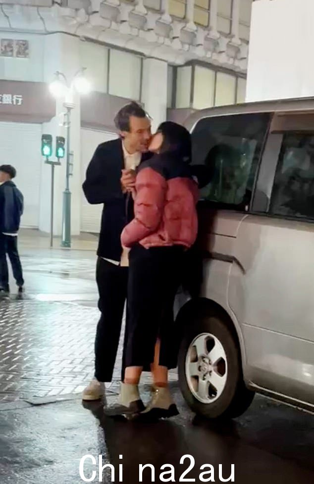 PDA:歌手和超模挤在 PDA 上,在众目睽睽之下似乎不在乎谁看到了他们
