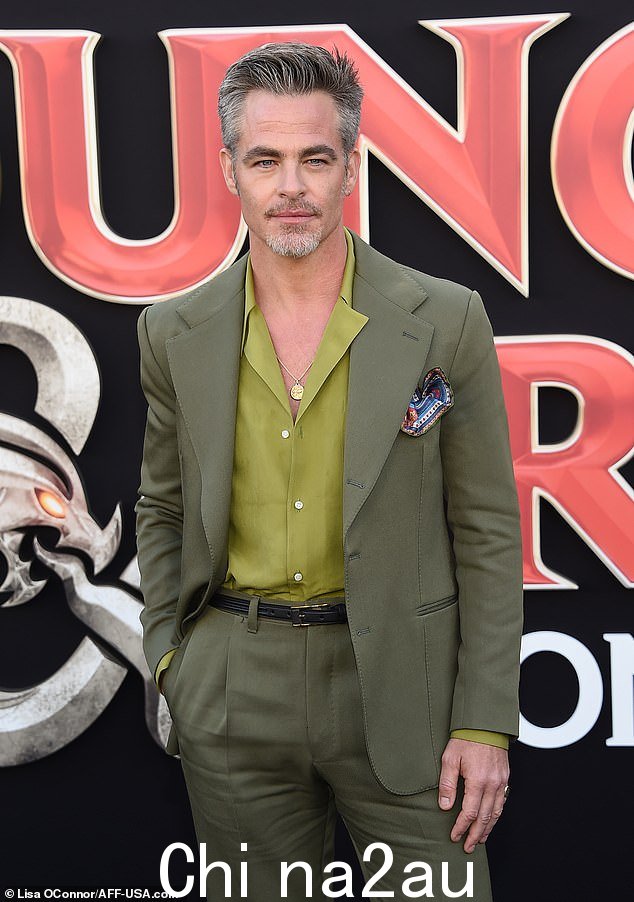 Monochromatic:Chris Pine,在片中饰演 Edgin,穿着一条深绿色裤子和配套的西装外套,也很衣冠楚楚