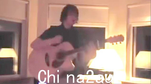 回首往事:Lewis Capaldi 在 13 岁时弹着吉他弹着 Ed Sheeran 的复古片段,在他的童年偶像在伦敦一场售罄的音乐会上现场演唱了苏格兰明星的一首歌曲后,他看起来面目全非