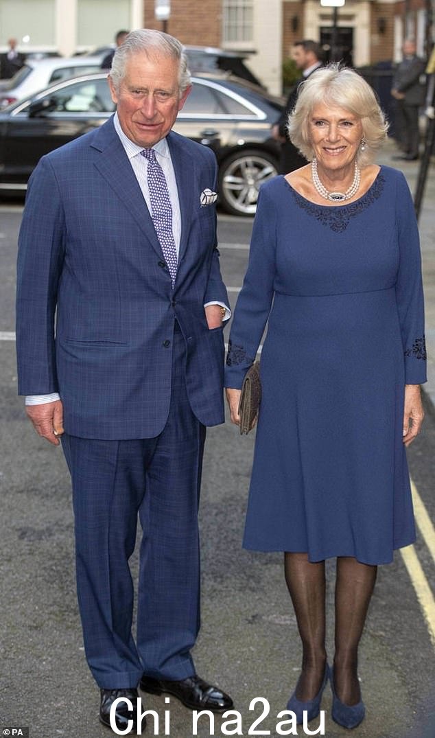 Queen Consort Camilla(2018 年与丈夫查尔斯国王的合影)拥有多种颜色的 Ingrid 粗跟鞋,包括奶油色、海军蓝和黑色——所有多种色调都与 Camilla 的衣橱相得益彰