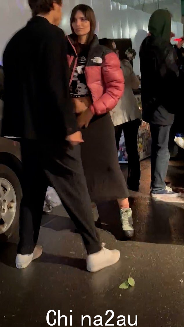 Out on the town:Emily 和 Harry 这周被发现在日本的一个晚上一起出去,Harry 目前正在执行他恰如其名的 Love On Tour 系列全球演出