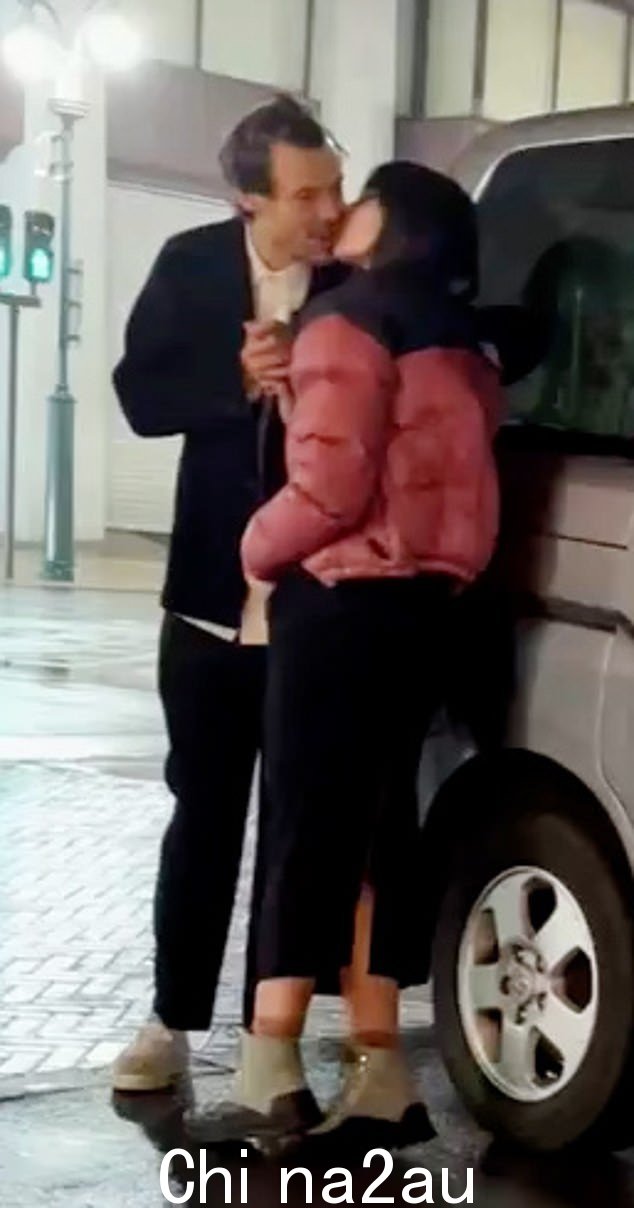浪漫:在 MailOnline 的独家视频中,这位歌手,29 岁,与 31 岁的美国模特兼女演员艾米丽 (Emily) 紧闭双唇,在众目睽睽之下似乎不在乎谁看到了她们