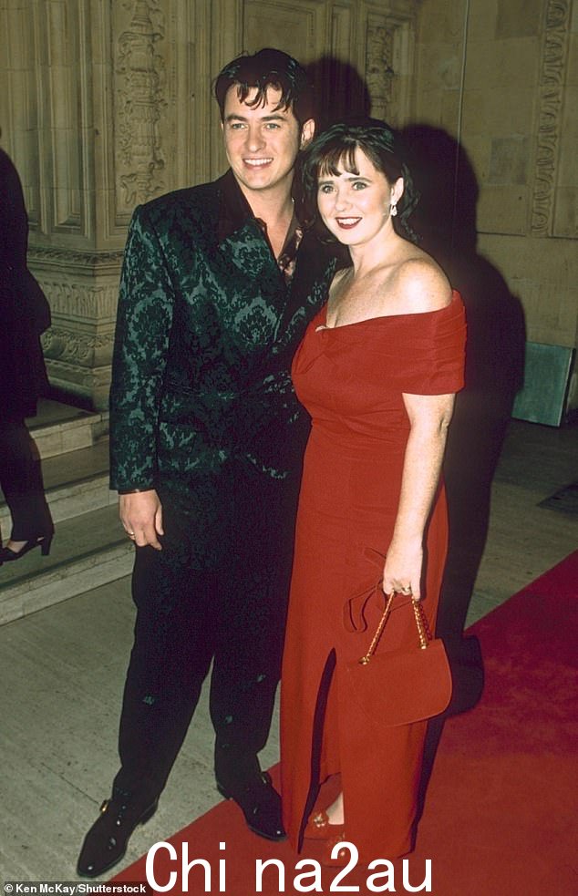 前任:Coleen 从 1990 年到 1999 年与 Shane Ritchie 结婚(1997 年合照),他们有两个孩子,34 岁的 Shane Jr 和 30 岁的 Jake;她于 2007 年至 2018 年与 Ray 结婚,他们共有女儿 Ciara,22 岁