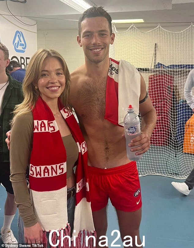 Sydney Sweeney 周日参加了她的第一场 AFL 比赛,在拍摄她的新电影时休息一下,观看天鹅队在 SCG 上对阵老鹰队
