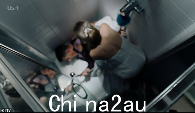 痛苦:当 Ryan 在地板上痛苦地扭动时,Daisy 拨打了 999,他的皮肤因酸液侵蚀而灼痛,并听着e 操作员的指示,将 Ryan 拖进淋浴间并打开水