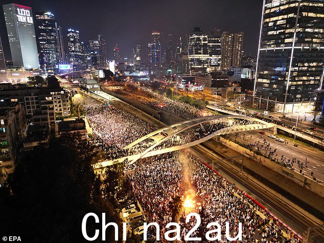 在以色列特拉维夫大规模抗议政府司法系统改革计划期间,数千名抗议者封锁了 Ayalon 主要公路
