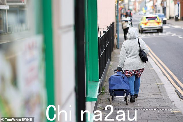 一位女士走在巴顿街上,这是该国文化最多元化的街道之一,这里的居民会说 70 多种语言