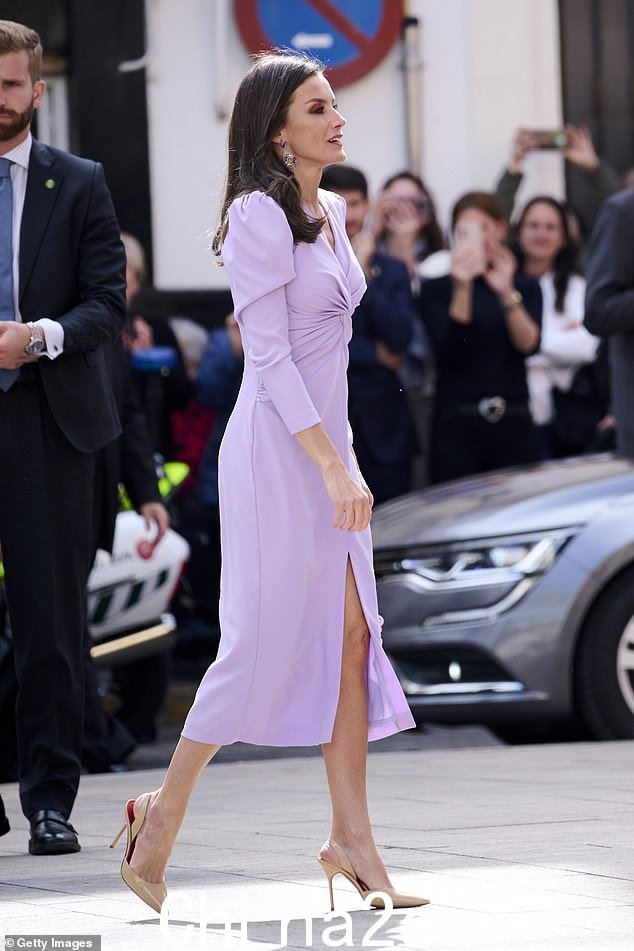 这位两个孩子的母亲将她的淡紫色连衣裙与委内瑞拉设计师 Carolina Herrera 设计的裸色漆皮露跟高跟鞋搭配在一起