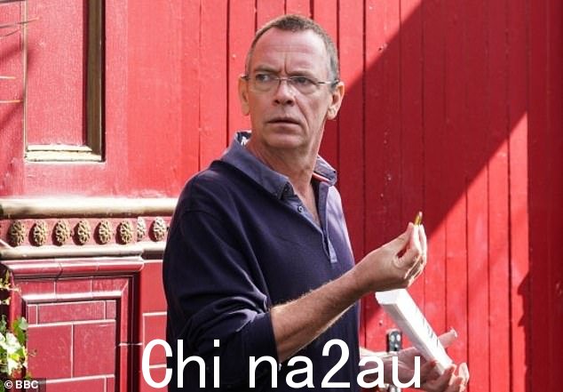On screen: 这位前 EastEnders 明星,曾在 1985 年至 2021 年以及去年短暂扮演 Ian Beale,已将他的 X L Management Ltd 置于“会员自愿清算”状态(图为 EastEnders)