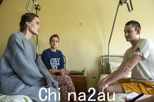 五月:好莱坞女演员兼人道主义者安吉丽娜·朱莉(左)与一个月前俄罗斯袭击火车站的一名年轻受害者交谈,那次袭击导致至少 50 人死亡
