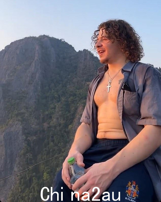 这位演员最近在Instagram上发布了一系列他和朋友出国旅行的照片