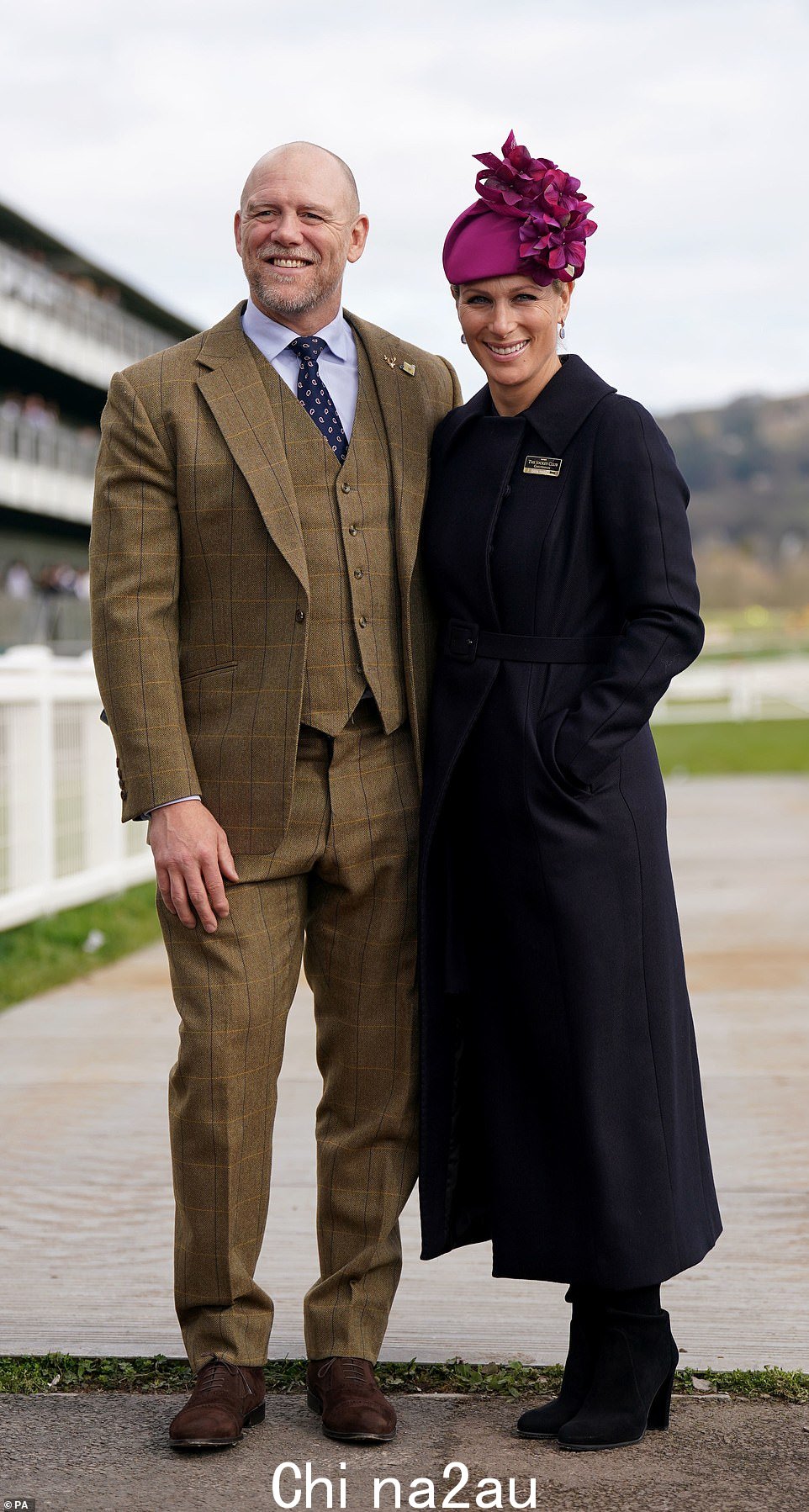 和她的母亲安妮公主一样,Zara Tindall 也是一位热衷马术的运动员,她也被选为英国奥林匹克代表队的骑手。 Zara 与迈克·廷德尔 (Mike Tindall) 在切尔滕纳姆节 (Cheltenham Festival) 上合照,迈克·廷德尔 (Mike Tindall) 与英格兰队一起赢得了 2003 年橄榄球世界杯冠军。扎拉排在第 20 位王位继承人。这对夫妇育有三个孩子。也被选为英国奥林匹克队的骑手。Zara 与 Mike Tindall 合照,后者在切尔滕纳姆节上与英格兰一起赢得了 2003 年橄榄球世界杯冠军。Zara 在王位继承人中排在第 20 位。这对夫妇有三个孩子。</ p><p class=